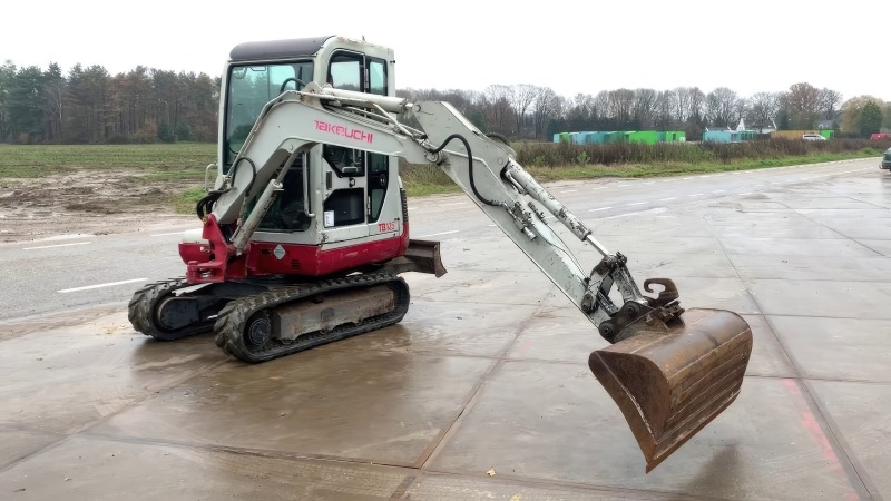 Mini bager Takeuchi TB125 kandza okrenuta sa strane