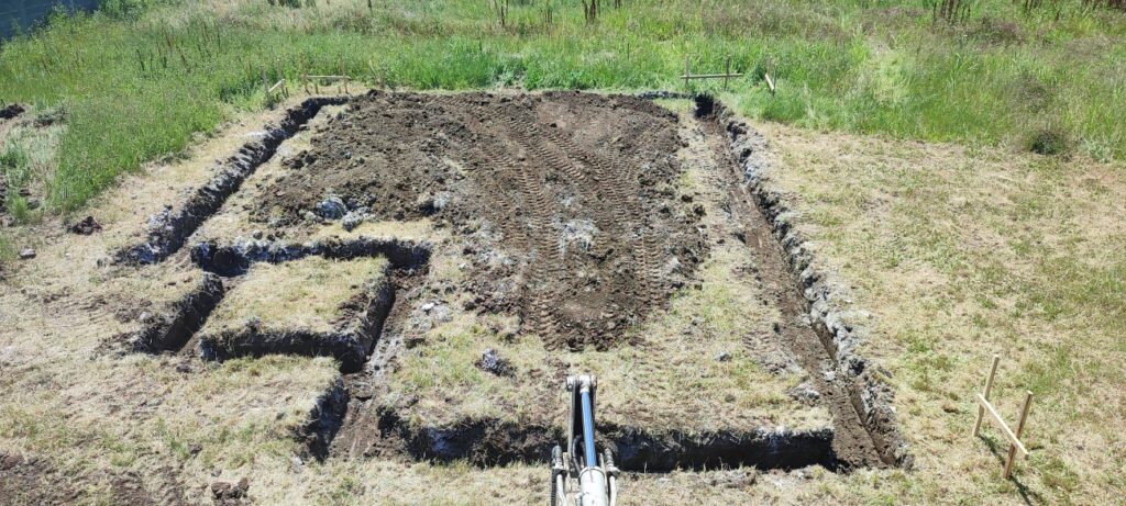 Mini bager Savcic iskopani kanali za temelj