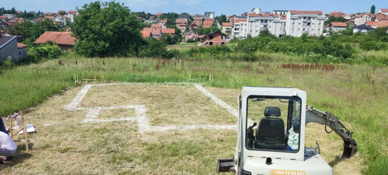 Mini bager Savcic priprema za kopanje temelja